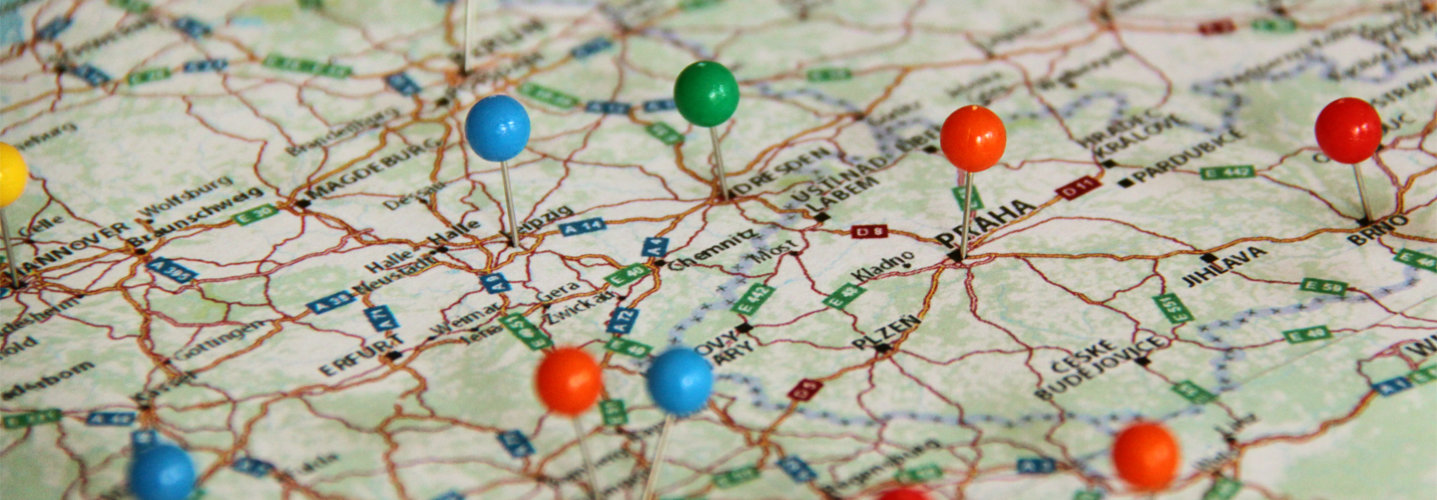 Hintergrundbild des Veranstaltungsbereichs mit einer Karte für Nachrichten und bevorstehende Events.